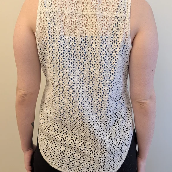 Guess White Sleeveless Eyelet Button-Front Tie-Hem Shirt - Picture 5 of 10